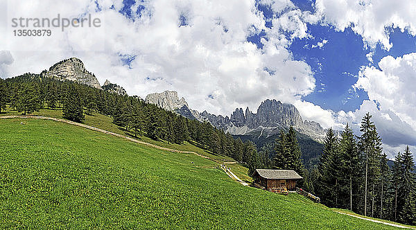 Bergpanorama mit Hütte in der Rosengartengruppe  Südtirol  Italien  Europa