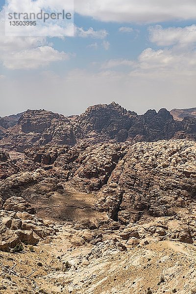 Blick auf die Siq-Schlucht und die nabatäische Stadt Petra  Wadi Musa  Jordanien  Asien