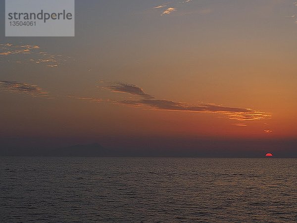 Sonnenuntergang im Golf von Neapel bei Sorrent  Kampanien  Italien  Europa