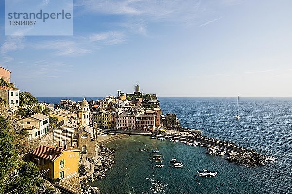 Blick auf das Dorf mit bunten Häusern an der Küste  Vernazza  UNESCO-Weltkulturerbe  Cinque Terre  Riviera di Levante  Provinz La Spezia  Ligurien  Italien  Europa