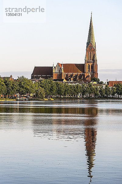 Blick über den Pfaffenteich auf den Dom  Schwerin  Mecklenburg-Vorpommern  Deutschland  Europa