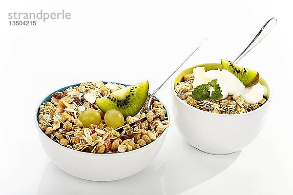 Exotisches Müsli  Quark  Kiwi und Weintrauben in einer Schale