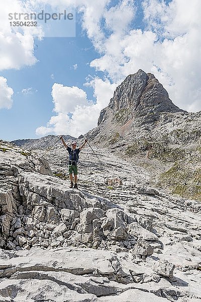 Wanderer streckt Arme in die Luft  jubelt  Funtenseetauern  Steinernes Meer  Nationalpark Berchtesgaden  Berchtesgadenener Land  Oberbayern  Bayern  Deutschland  Europa