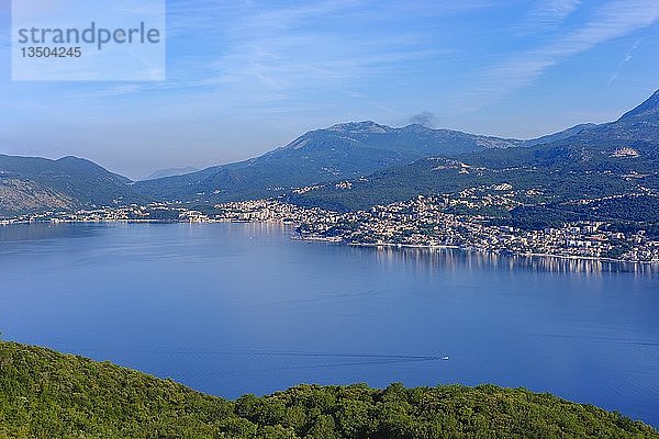 Herceg Novi mit Topla und Savina  Blick von der Halbinsel Lustica  Äußere Bucht von Kotor  Montenegro  Europa