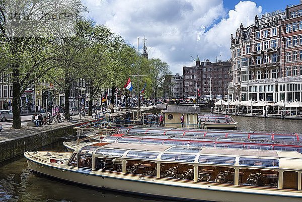 Kanalboote auf dem Fluss Amstel  Amsterdam  Nordholland  Niederlande