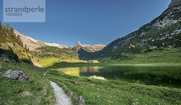 Weg um den Funtensee  Schottmalhorn spiegelt sich im Funtensee  Steinernes Meer  Nationalpark Berchtesgaden  Bayern  Deutschland  Europa