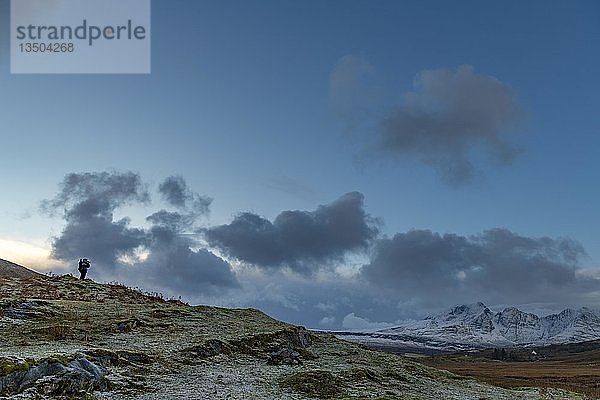 Fotograf in Hochlandlandschaft mit winterlichen Cullins-Bergen  Broadford  Isle of Skye  Vereinigtes Königreich  Europa