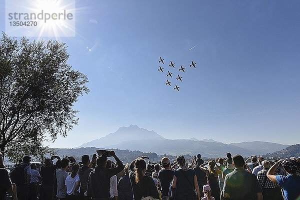 Zuschauer bei der Flugschau  Pilatus PC-7  Air and Space Days  Luzern  Schweiz  Europa
