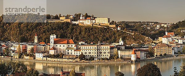 Blick über den Inn auf den Stephansdom und die Veste Oberhaus  Passau  Niederbayern  Bayern  Deutschland  Europa