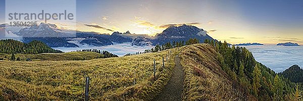 Bergpanorama Berchtesgardener Alpen mit Watzmann Ostwand bei Sonnenuntergang  Aussichtspunkt Feuerpalfen  Nationalpark Berchdesgarden  SchÃ¶nau am KÃ¶nigssee  Berchtesgaden  Bayern  Deutschland  Europa
