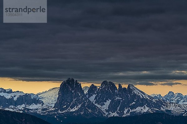 Blaue Stunde über der Südtiroler Bergkette  Sarntaler Alpen  San Martino  Sarntal  Südtirol  Italien  Europa