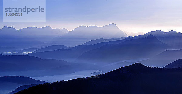 Blick vom Brauneck auf die Jachenau mit Walchensee und Zugspitze mit Wettersteingebirge  Lenggries  Oberbayern  Bayern  Deutschland  Europa