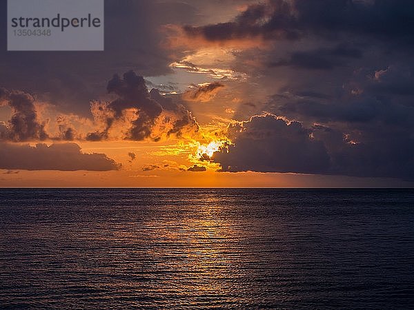 Sonnenuntergang hinter Wolken über dem Meer  Küste von Levanto  Cinque Terre  Ligurien  Italien  Europa