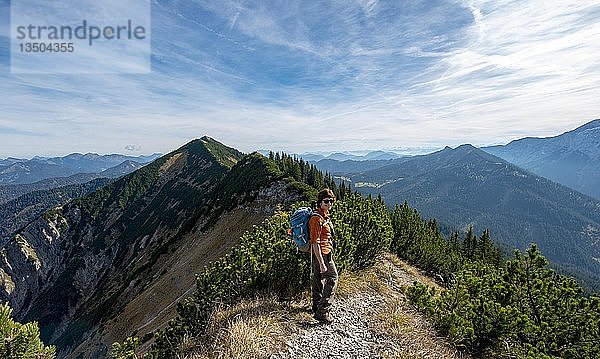 Wanderer beim Überqueren der Blauberge  vom Predigtstuhl über Blaubergschneid  Blaubergkopf und Karschneid zum Halserspitz  Wildbad Kreuth  Oberbayern  Bayern  Deutschland  Europa