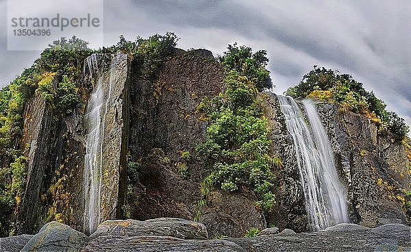 Waihou River  Tal mit Wasserfall  Westland District  Westküste  Südinsel  Neuseeland  Ozeanien
