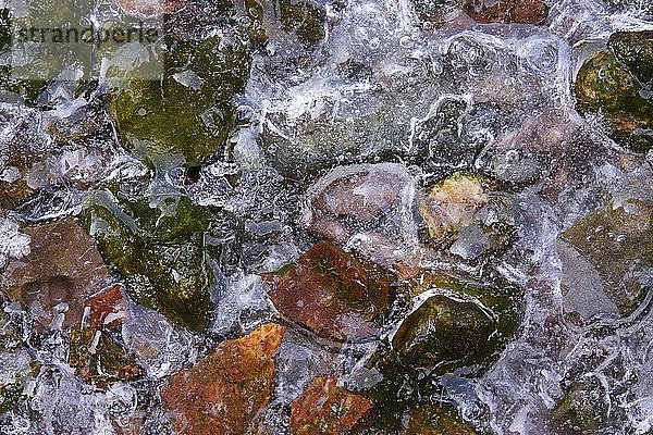 Eis auf bunten Steinen