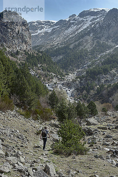Junger Mann beim Wandern im Vall del Freser  Nordkatalonien  Spanien  Europa