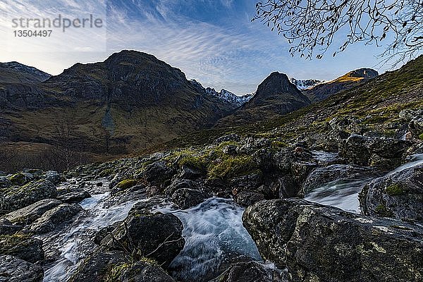 Kleiner Gebirgsbach in einer Berglandschaft mit den Gipfeln des Stob Coire nan Lochan und des Stob Coire Sgreamhach  Glen Coe  westliche Highlands  Schottland  Vereinigtes Königreich  Europa