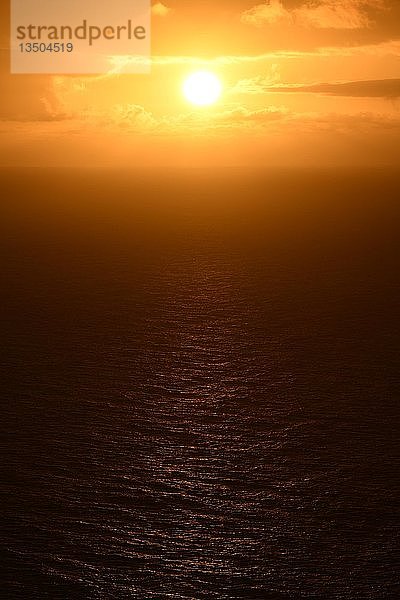 Roter Sonnenuntergang über dem Meer  Atlantik  Teneriffa  Kanarische Inseln  Spanien  Europa