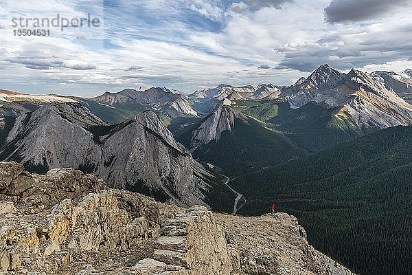 Wanderin bei spektakulärer Aussicht vom Gipfel des Sulphur Ridge  Sulphur Skyline Trail  Berglandschaft mit Flusstal und Gipfeln  Panoramablick  Nikassin Range  Jasper National Park  British Columbia  Kanada  Nordamerika