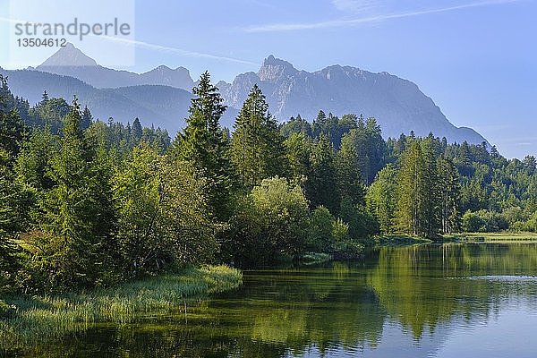 Isarstausee KrÃ¼n  Tiefkarspitze und KrwendelkÃ¶pfe im Karwendelgebirge  Werdenfelser Land  Oberbayern  Bayern  Deutschland  Europa