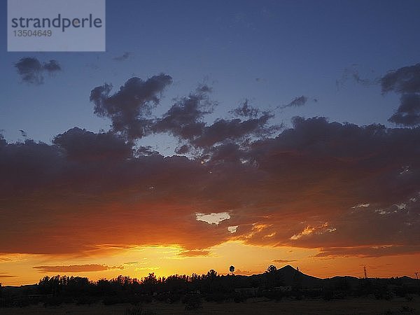 Sonnenuntergang mit Nachglühen  Mojave-Wüste  Barstow  Kalifornien  USA  Nordamerika