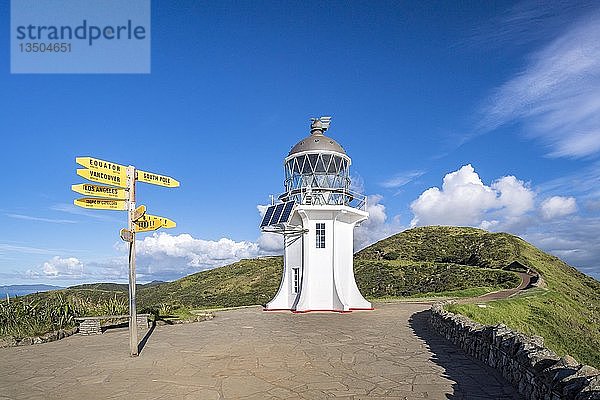 Leuchtturm mit Wegweisern am Cape Reinga  Northland  Nordinsel  Neuseeland  Ozeanien