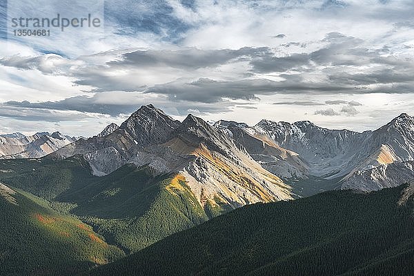 Panoramablick auf Berglandschaft  Gipfel mit orangefarbenen Schwefelablagerungen  unberührte Natur  Schwefelsilhouette  Jasper National Park  British Columbia  Kanada  Nordamerika