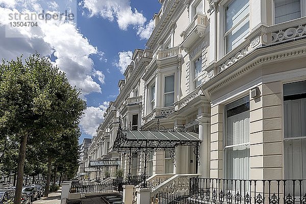 Viktorianische Häuserreihe im Holland Park  Bezirk Kensington  London  Vereinigtes Königreich  Europa