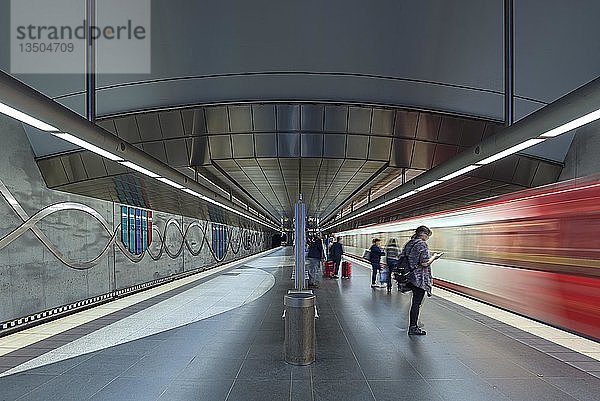 U-Bahnstation Klinikum mit ankommender U-Bahn und FahrgÃ¤sten  FÃ¼rth  Mittelfranken  Bayern  Deutschland  Europa
