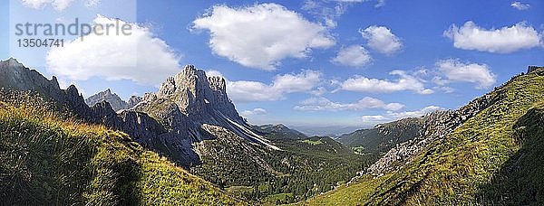 Blick auf die Geisler Berge und das Villnösstal vom Kreuzjoch aus gesehen  Villnösstal  Provinz Bozen  Italien  Europa