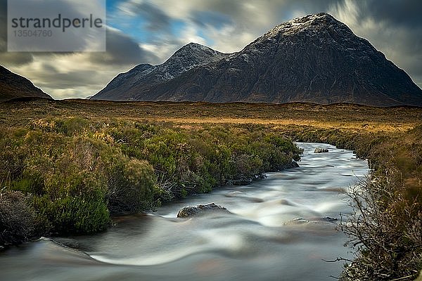 Fluss Etive mit dem Gipfel des Stob Dearg im Hintergrund  Glen Coe  Rannoch Moor  westliche Highlands  Schottland  Vereinigtes Königreich  Europa