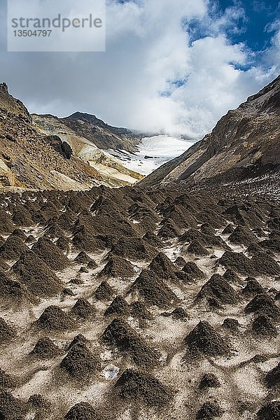 Kleine Sandhügel auf einem Gletscherfeld am Mutnovsky-Vulkan  Kamtschatka  Russland  Europa