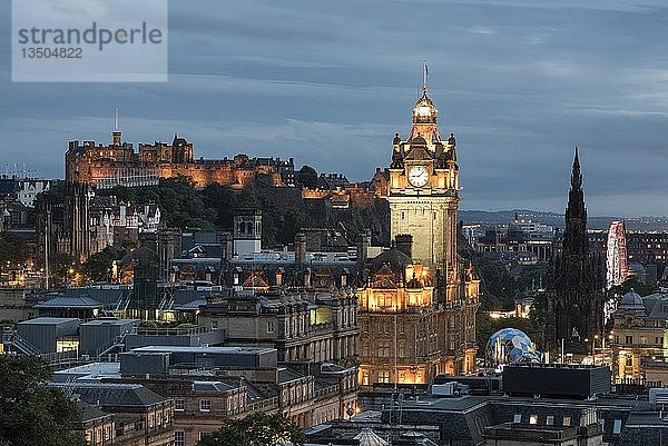 Blick auf das historische Zentrum von Edinburgh mit dem Turm des Balmoral Hotel und dem Edinburgh Castle  Edinburgh  Schottland  Vereinigtes Königreich  Europa