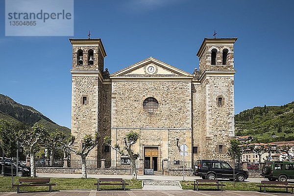 Iglesia nueva de San Vicente Kirche  Potes  Picos de Europa  Kantabrien  Spanien  Europa