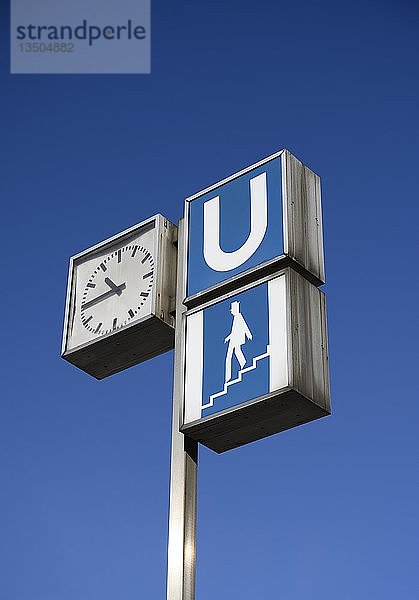 U-Bahn-Schild und Uhr an der U-Bahn-Station  München  Bayern  Deutschland  Europa