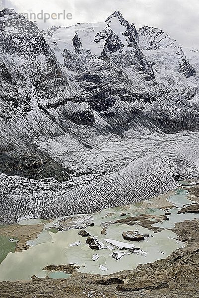 Blick von der Kaiser-Franz-Josefs-Höhe  2369 m  auf den schneebedeckten Großklockner  3798 m  mit Pasterze-Gletscher  Nationalpark Hohe Tauern  Kärnten  Österreich  Europa