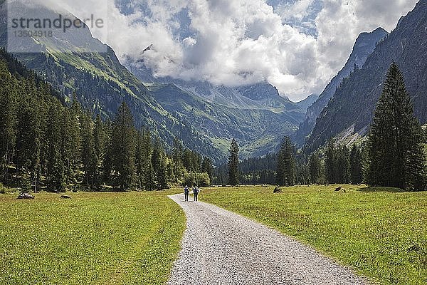 Wanderer im Oytal  bei Oberstdorf  AllgÃ¤u Alpen  OberallgÃ¤u  AllgÃ¤u  Bayern  Deutschland  Europa