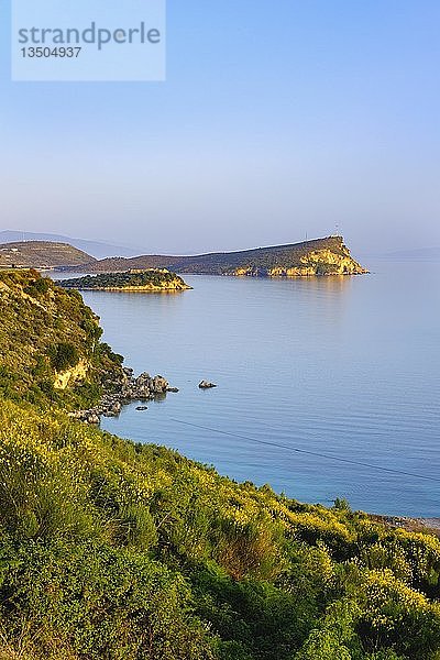 Küste  hinter der Festung Porto Palermo und Kepi i Palermos  bei Himara  Albanische Riviera  Qark Vlora  Albanien  Europa