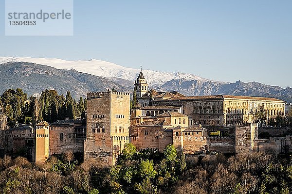 Alhambra auf dem Sabikah-Hügel  maurische Zitadelle  Nasridenpaläste  Palast von Karl dem Fünften  hinter Sierra Nevada mit Schnee  Granada  Andalusien  Spanien  Europa