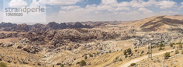 Panorama  Blick auf die Siq-Schlucht und die Nabatäerstadt Petra  Wadi Musa  Jordanien  Asien