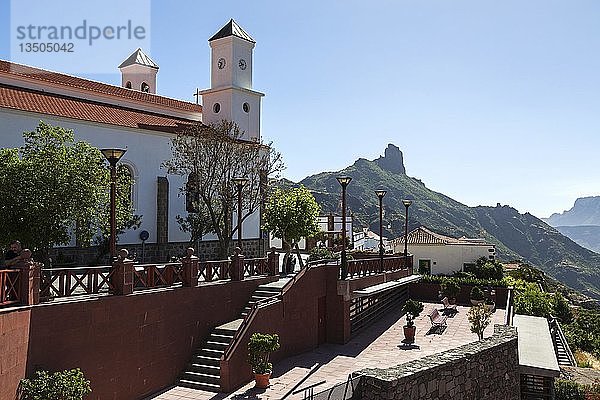 Kirche Nuestra Señora del Socorro  Tejeda  hinter dem Felsen Roque Bentayga  Barranco de Tejeda  Gran Canaria  Kanarische Inseln  Spanien  Europa