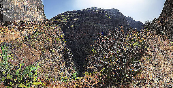 Panorama mit Wanderer  Schlucht des Barranco de Guarimiar  La Gomera  Kanarische Inseln  Spanien  Europa