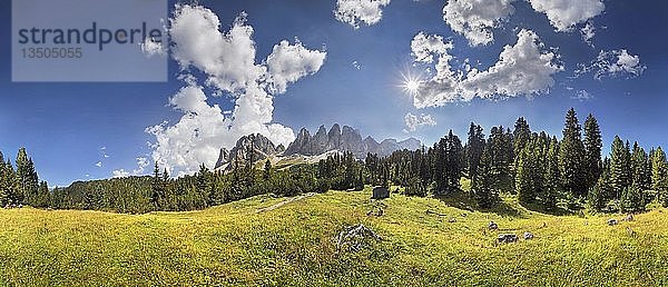 Villnösser oder Fünser Tal mit der Geislergruppe  Geislergruppe  Dolomiten  Südtirol  Italien  Europa