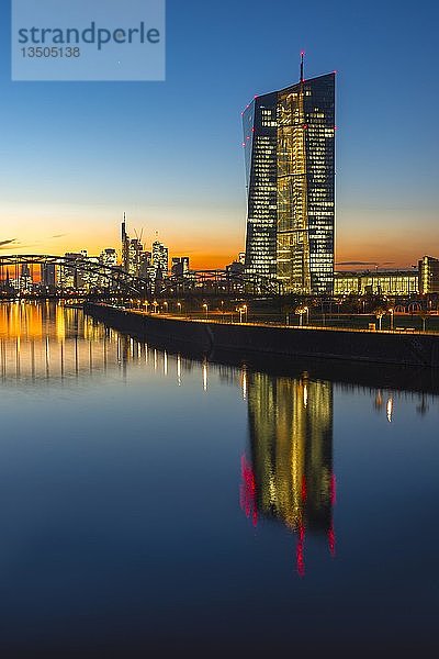 EuropÃ?ische Zentralbank  EZB vor der beleuchteten Skyline  OsthafenbrÃ¼cke  DÃ?mmerung  Frankfurt am Main  Hessen  Deutschland  Europa