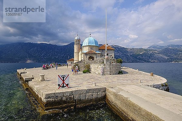 Wallfahrtskirche auf der Insel Maria vom Felsen  Gospa od Skrpjela  Bucht von Kotor  Provinz Kotor  Montenegro  Europa