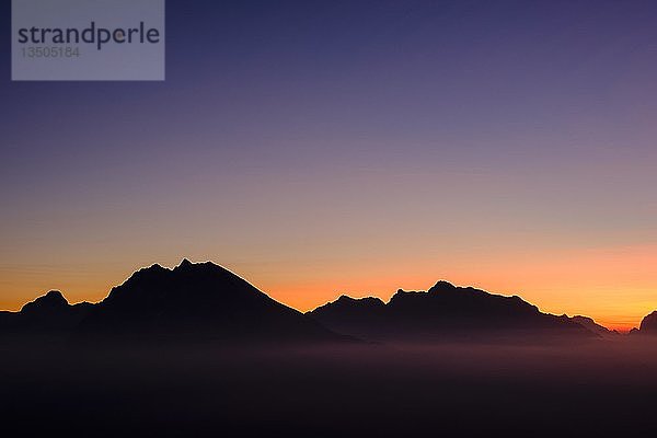 Silhuette von Watzmann und Hochkalter  Abendrot  Abendstimmung  Berchtesgadener Alpen  Nationalpark Berchtesgaden  SchÃ¶nau am KÃ¶nigsee  Oberbayern  Bayern  Deutschland  Europa