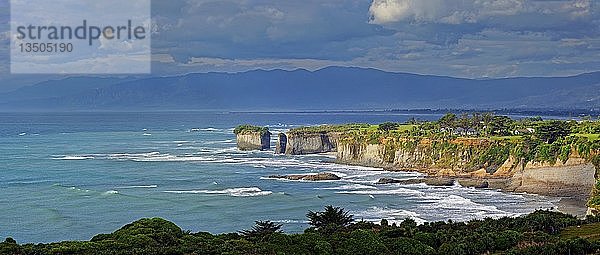 Bizarre Kalksteinklippen des Waterfall Beach am Cape Fallwind  Westport  Westküste  Southland  Neuseeland  Ozeanien