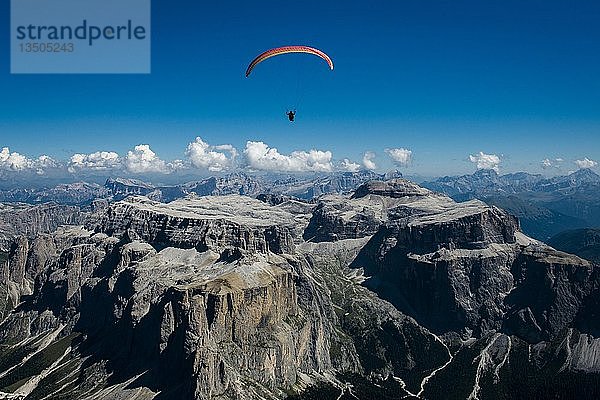 Gleitschirmfliegen  Dolomiten  Sellagruppe  Sass Pordoi  Piz Boe  Fassatal  Luftbild  Region Trentino  Canazei  Campitello  Italien  Europa