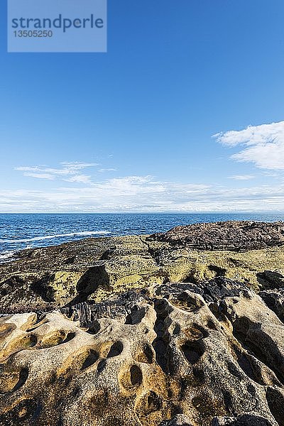 Schroffe Küstenlinie mit erodiertem Sandstein am Moray Firth bei Tarbat Ness  Schottland  Vereinigtes Königreich  Europa